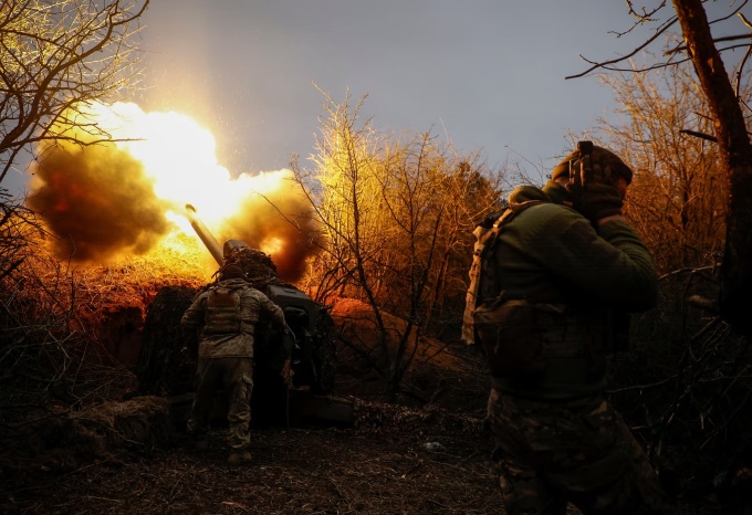 Lính Ukraine nã pháo về phía quân đội Nga tại Kherson, hồi tháng 3. Ảnh: Reuters