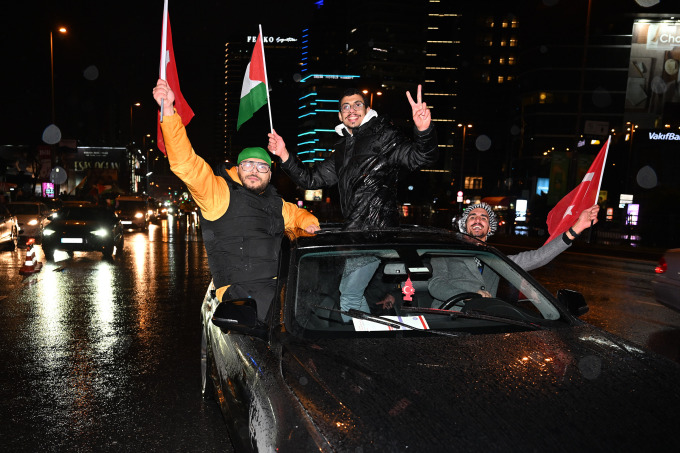 Người dân tập trung trước lãnh sự quán Israel ở Istanbul, Thổ Nhĩ Kỳ ngày 16/1 để ăn mừng lệnh ngừng bắn tại Dải Gaza ngày 16/1. Ảnh: AFP