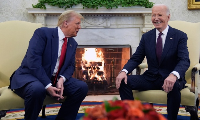 Tổng thống Joe Biden (phải) và Tổng thống đắc cử Donald Trump trong cuộc gặp tại Phòng Bầu dục, Nhà Trắng, ngày 13/11/2024. Ảnh: AP