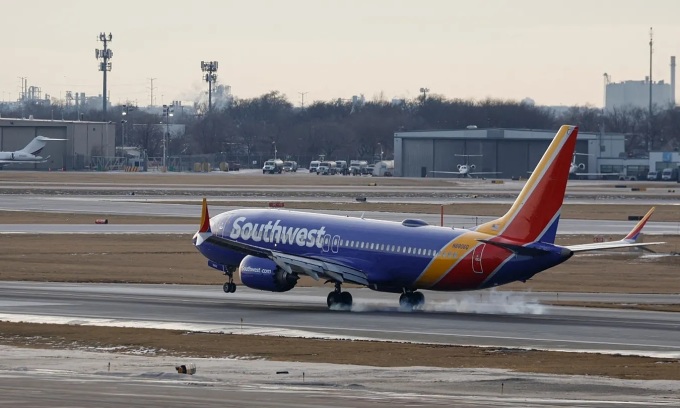 Máy bay của hãng hàng không Southwest Airlines hạ cánh tại sân bay quốc tế Midway ở bang Chicago. Ảnh: AFP