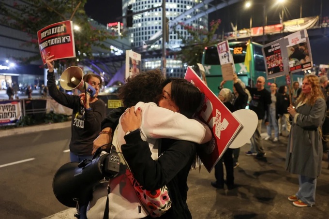 Nhiều người ăn mừng lệnh ngừng bắn ở Tel Aviv, Israel ngày 15/1. Ảnh: Reuters