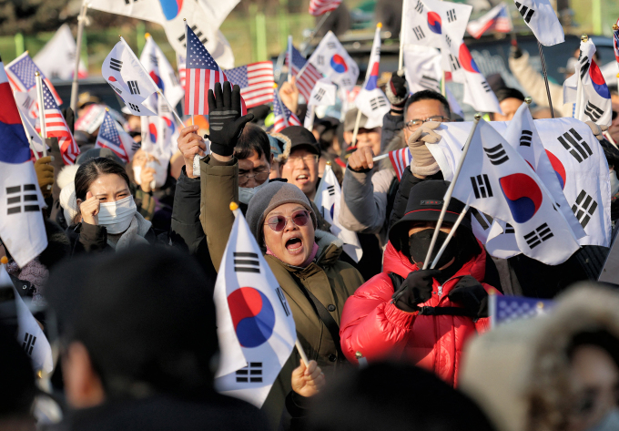 Người Hàn Quốc ủng hộ Tổng thống Yoon Suk-yeol biểu tình bên ngoài Trung tâm Giam giữ Seoul, nơi ông Yoon bị tạm giữ, ngày 17/1. Ảnh: AFP