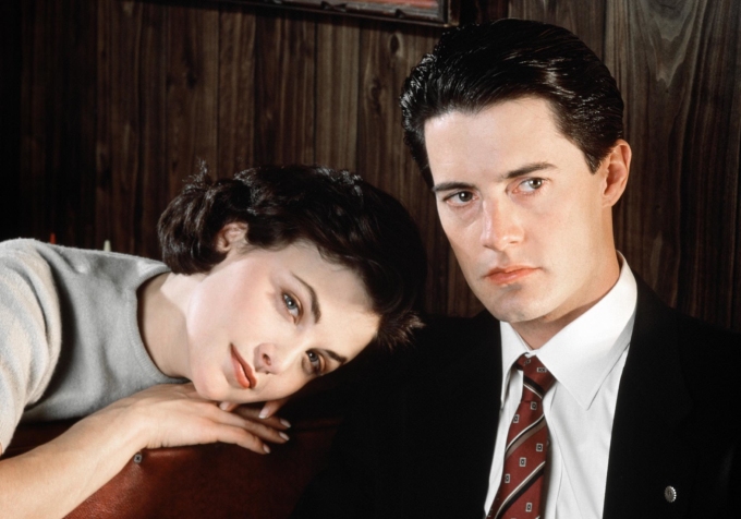 Diễn viên Kyle MacLachlan (phải) và Sherilyn Fenn trong Twin Peaks. Phim công chiếu lần đầu trên đài ABC vào năm 1990, phát sóng hai mùa trước khi bị hủy năm 1991. Chương trình trở lại vào năm 2017 với mùa thứ ba trên Showtime. Ảnh: Lynch/Frost Productions