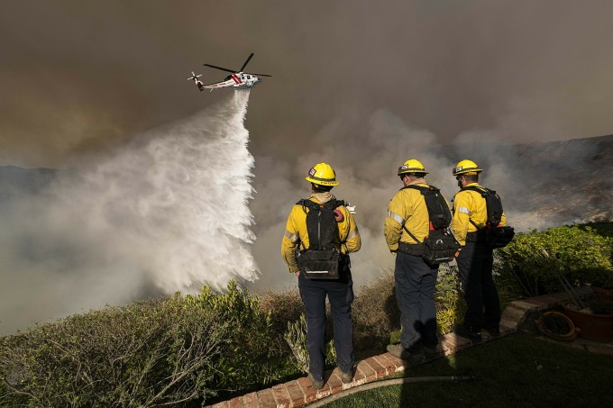 Máy bay xả nước chữa cháy rừng ở Los Angeles, California. Ảnh: Reuters