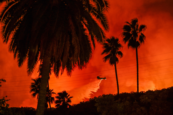 Máy bay thả nước dập lửa ở Los Angeles, California. Ảnh: AFP