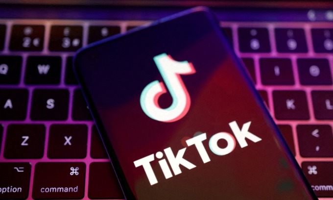 Logo TikTok hiển thị trên một màn hình điện thoại được chụp hồi tháng 8/2022. Ảnh: Reuters