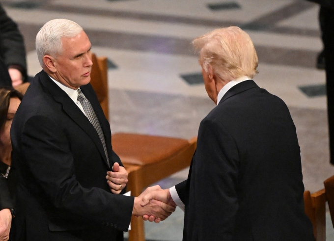 Tổng thống đắc cử Donald Trump (phải) bắt tay cựu phó tướng Mike Pence tại tang lễ cựu tổng thống Jimmy Carter ở thủ đô Washington ngày 9/1. Ảnh: AFP