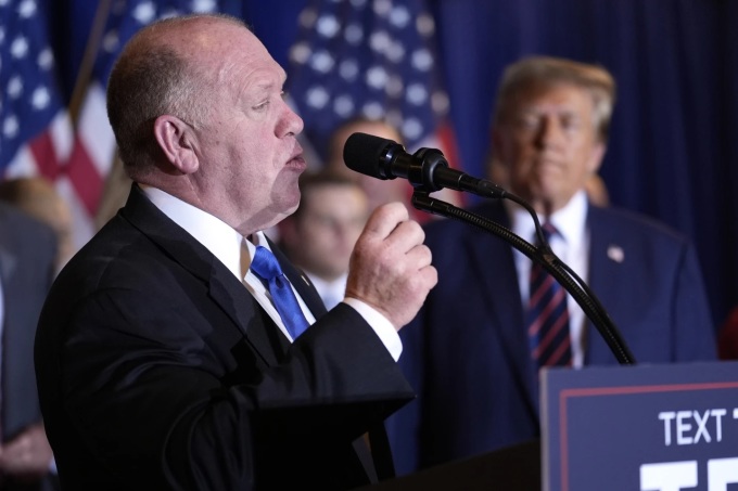 Tom Homan phát biểu tại sự kiện bầu cử sơ bộ của ông Donald Trump ở Nashua, bang New Hampshire ngày 23/1/2024. Ảnh: AP