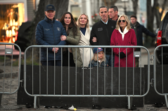 Từ trái sang: Tổng thống Joe Biden, con gái Ashley Biden, con dâu Melissa Cohen Biden, cháu trai Beau, con trai Hunter Biden và Đệ nhất phu nhân Jill Biden tại Nantucket, bang Massachusetts ngày 29/11/2024. Ảnh: AFP