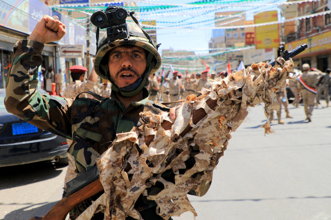 Một thành viên lực lượng Houthi trong cuộc diễu binh trên đường phố thủ đô Sanaa, Yemen để thể hiện sự ủng hộ cho người dân Palestine hôm 15/10/2023. Ảnh: AFP