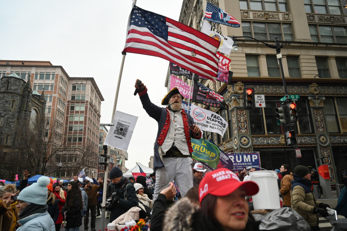 Người ủng hộ ông Trump tập trung trước Capital One Arena vào ngày 19/1. Ảnh: AFP