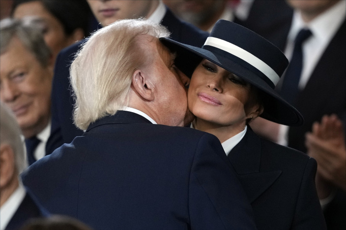 Tổng thống Trump hôn bà Melania trong lễ nhậm chức ngày 20/1. Ảnh: AP