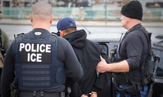 Các nhân viên ICE bắt một nghi phạm ở Los Angeles hồi tháng 2/2017. Ảnh: Reuters