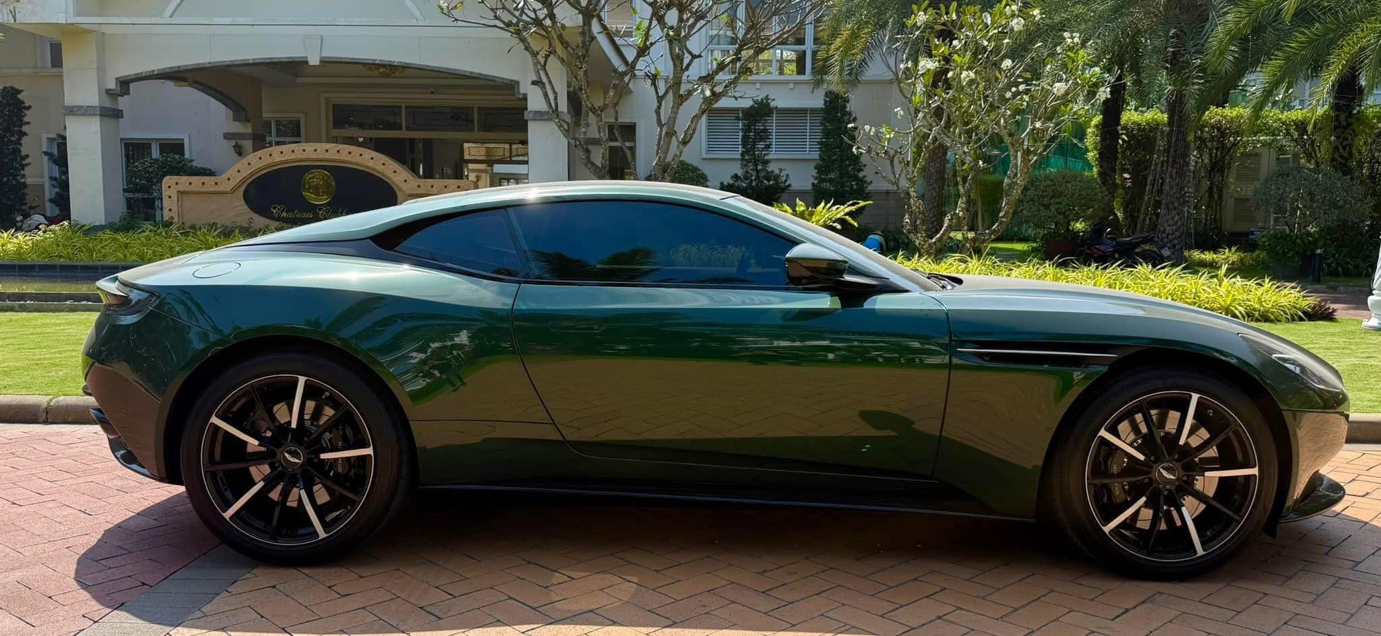 Rao Aston Martin DB11 gần như mới tinh, người bán chia sẻ: ‘Lăn bánh 19 tỷ giờ bán lại còn hơn 13 tỷ’- Ảnh 4. Rao Aston Martin DB11 gần như mới tinh, người bán chia sẻ: ‘Lăn bánh 19 tỷ giờ bán lại còn hơn 13 tỷ’- Ảnh 4.