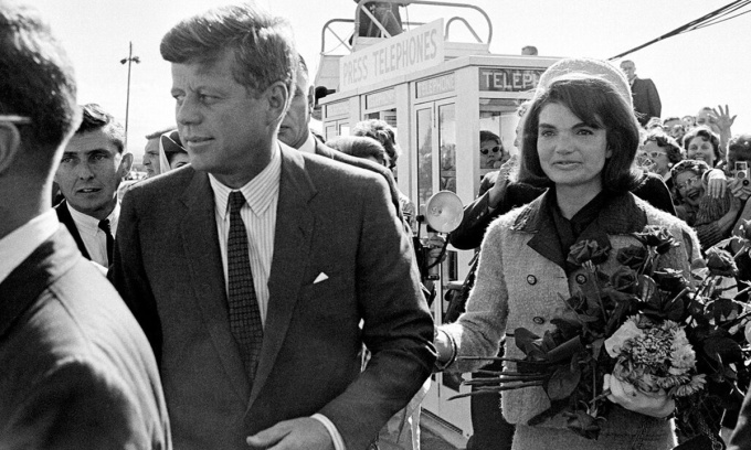 Tổng thống John F. Kennedy và đệ nhất phu nhân Jacqueline được đám đông chào đón khi họ đến sân vận động Dallas Love Field ngày 22/11/1963. Ảnh: AP