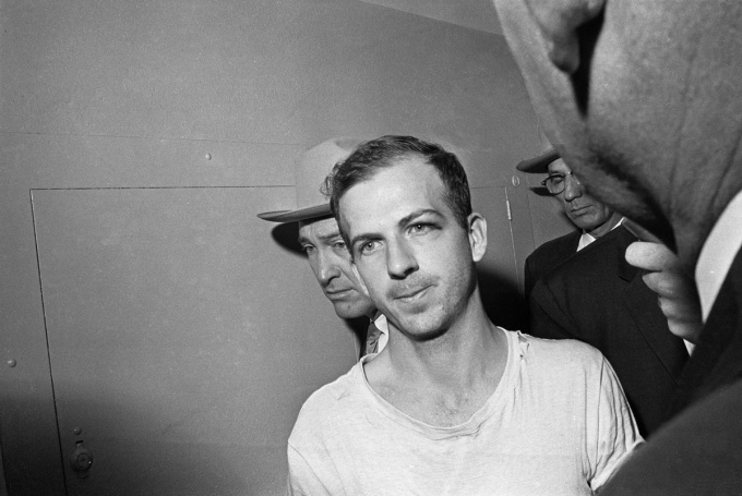 Lee Harvey Oswald bị cảnh sát bắt vào ngày 23/11/1963, một ngày sau vụ ám sát tổng thống John F. Kennedy. Ảnh: AP