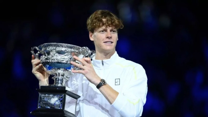 Sinner nâng cup vô địch Australia Mở rộng 2025, trên sân Rod Laver, Melbourne hôm 26/1. Ảnh: Reuters