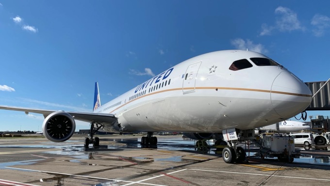 [Caption [A United Airlines 787 Dreamliner lands at San Francisco International Airport on Oct. 19, 2021.]]