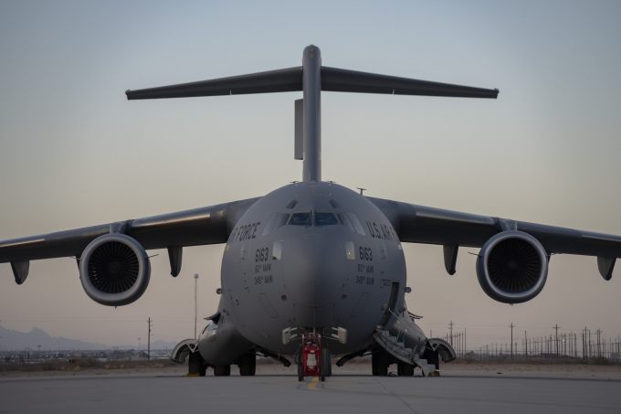 Vận tải cơ C-17 Mỹ chuẩn bị cất cánh từ căn cứ Fort Bliss ngày 23/1, chở theo 80 người nhập cư bất hợp pháp bị trục xuất về Guatemala.