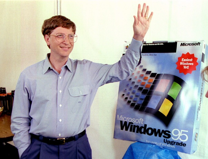 Bill Gates trong một sự kiện ra mắt hệ điều hành Windows 95 năm 1995. Ảnh: Reuters