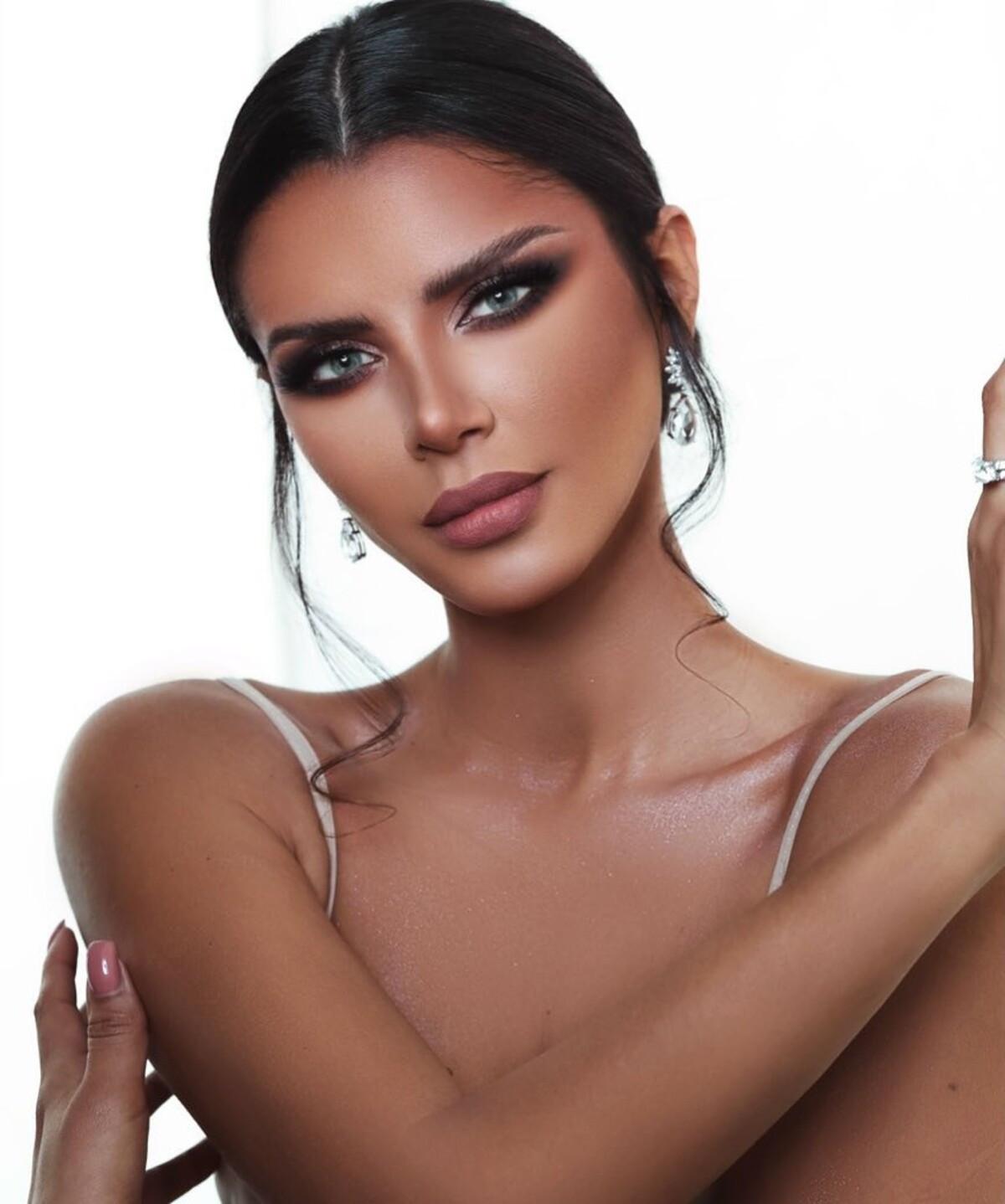 3 hoa hậu quốc tế tuổi Tỵ: Sexy hết nấc, cuộc sống sang chảnh - 11