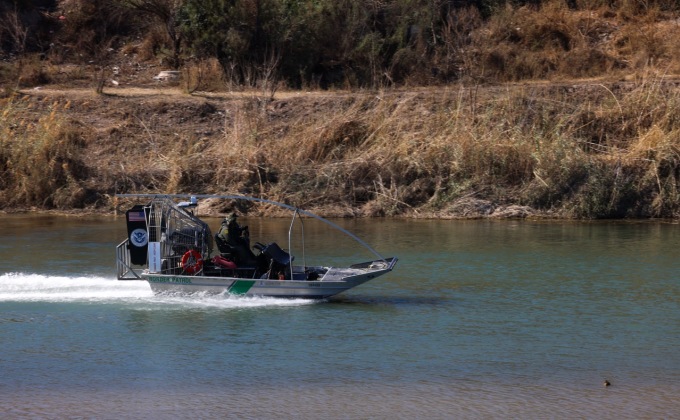 Biên phòng Mỹ tuần tra trên sông Rio Grande vào ngày 24/1. Ảnh: AFP