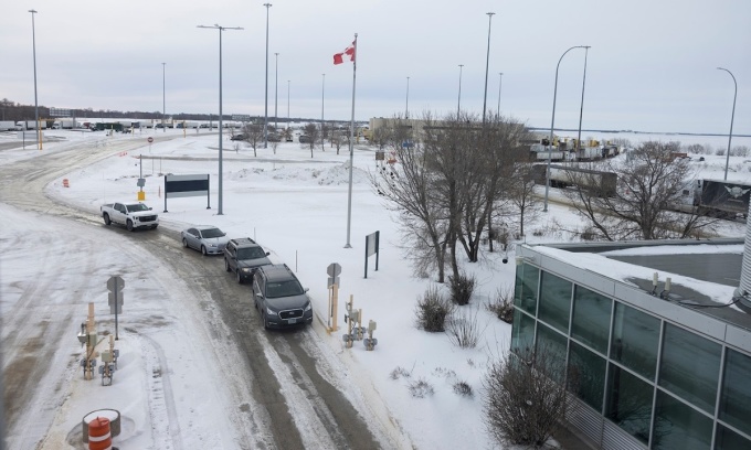 Những chiếc xe xếp hàng để vào Canada tại trạm biên giới Pembina-Emerson hồi đầu tháng. Ảnh: Washington Post