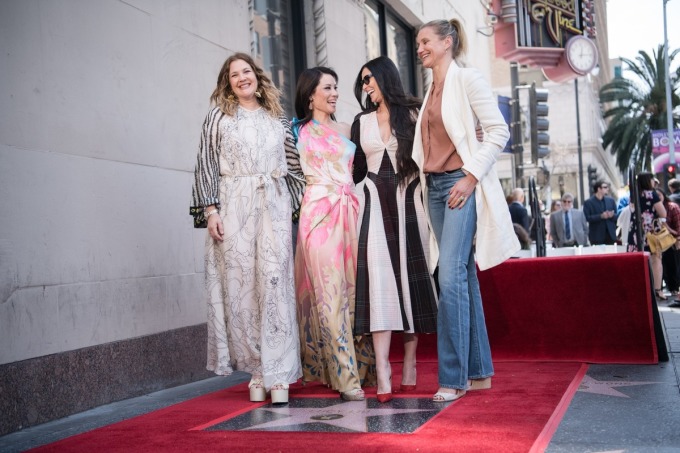 Dàn sao Charlies Angels tại buổi mừng Lucy Liu nhận ngôi sao trên Đại lộ Danh vọng năm 2019. Từ trái qua: Drew Barrymore, Lucy Liu, Demi Moore và Cameron Diaz. Ảnh: Vanity Fair