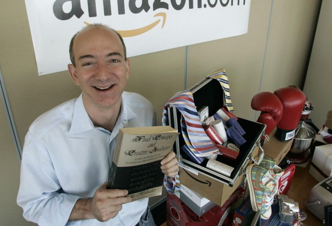 Jeff Bezos trong sự kiện kỷ niệm 10 năm thành lập Amazon năm 2005. Ảnh: AP