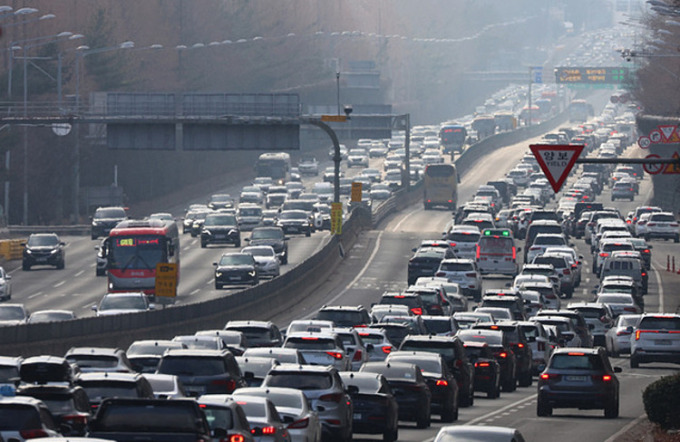 Các phương tiện di chuyển trên một xa lộ ở phía nam thủ đô Seoul, Hàn Quốc ngày 29/1. Ảnh: Yonhap