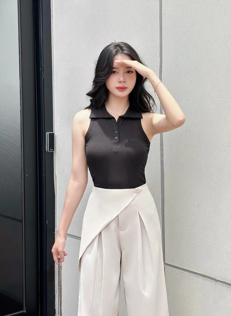 Quần vạt chéo tạo điểm nhấn tinh tế cho trang phục nhờ thiết kế bất đối xứng. Kiểu quần này giúp vòng eo trông gọn hơn và tổng thể vóc dáng cân đối.