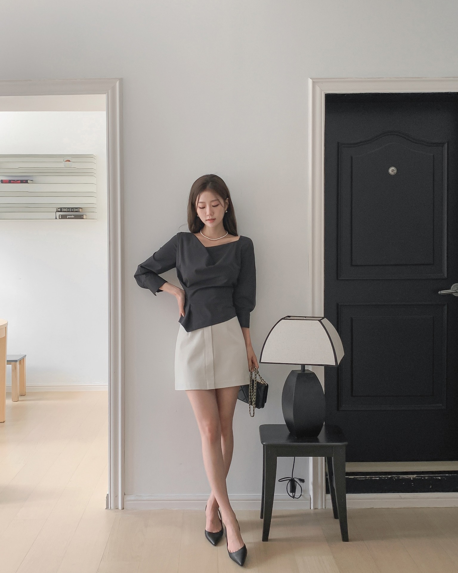 Áo blouse phối cùng chân váy ngắn mang lại vẻ ngoài trẻ trung nhưng vẫn giữ được sự lịch sự cần có nơi công sở. Chọn váy độ dài vừa phải, blouse thiết kế đơn giản giúp outfit gọn gàng, cân đối và dễ ứng dụng hàng ngày.