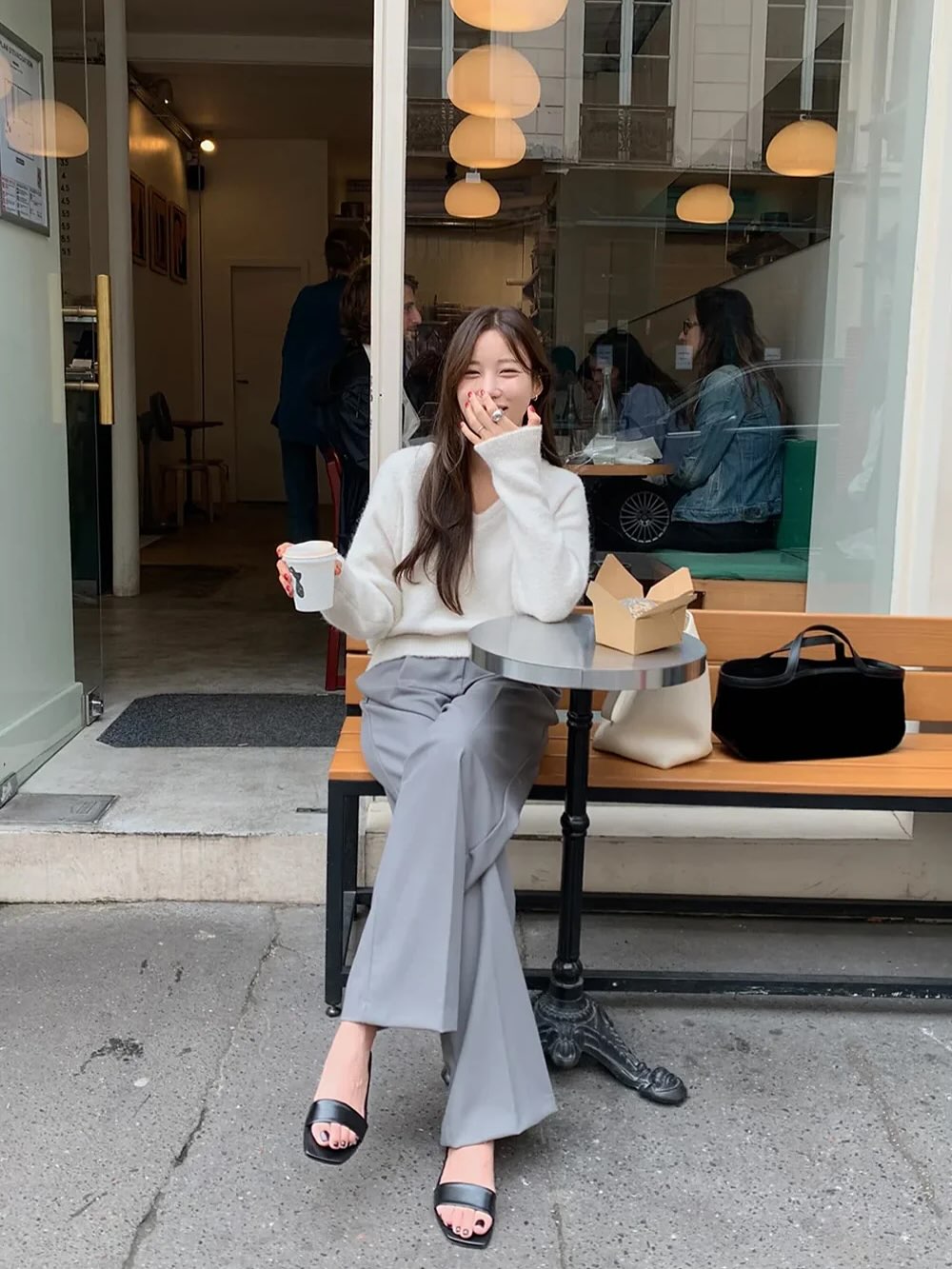 Áo trắng kết hợp quần âu là công thức kinh điển của thời trang công sở. Set đồ mang lại cảm giác sạch sẽ, thanh lịch và chuyên nghiệp. Chỉ cần thay đổi phom áo hoặc phụ kiện, outfit này có thể mặc lặp lại nhiều ngày mà không hề nhàm chán.