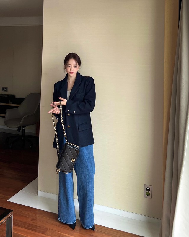 Blazer phối cùng quần jeans tạo sự cân bằng giữa trẻ trung và chỉn chu. Chọn blazer dáng suông, jeans ống đứng giúp outfit phù hợp môi trường công sở hiện đại, đặc biệt lý tưởng cho những ngày cần di chuyển nhiều hoặc làm việc linh hoạt.