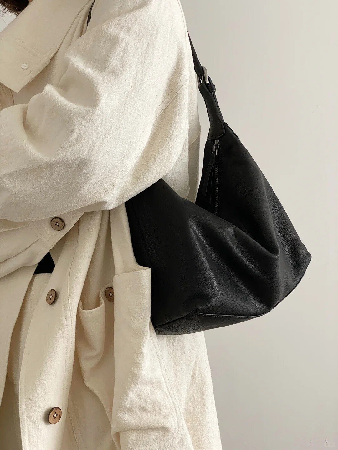 Túi xách đen là món phụ kiện “cầm lên là hợp” với hầu hết trang phục. Màu đen giúp tổng thể trông gọn gàng, sang trọng và dễ phối đồ. Chỉ cần một chiếc túi đen dáng cơ bản, chị em có thể sử dụng quanh năm mà không lo lỗi mốt.