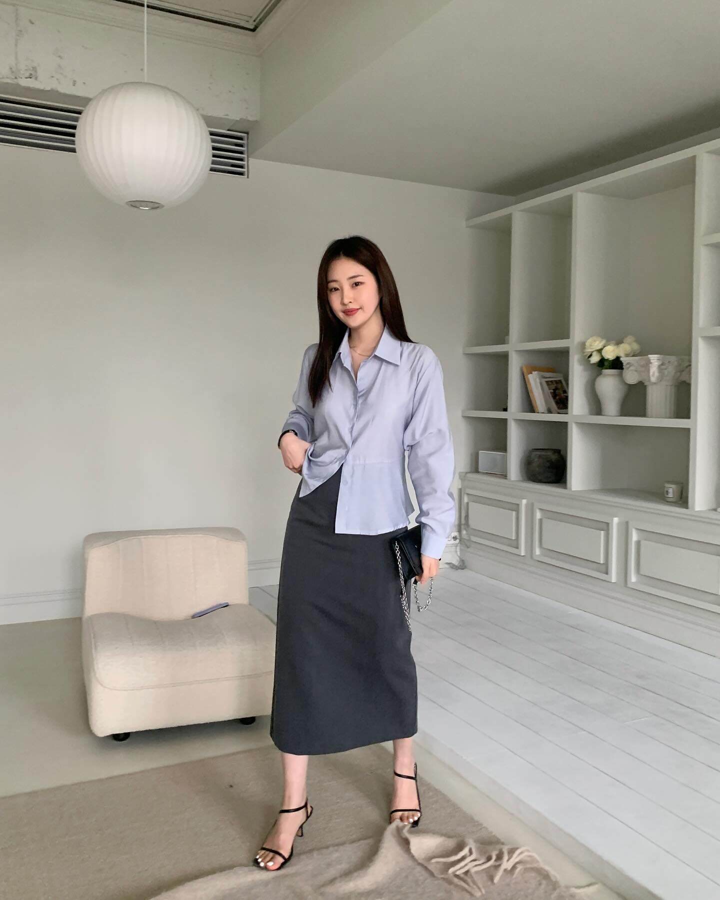 Chân váy suông mang lại vẻ nữ tính vừa đủ nhưng vẫn gọn gàng, hiện đại. Dáng váy thẳng giúp che khuyết điểm, không kén dáng và dễ phối. Khi kết hợp cùng áo thun, sơ mi hay áo len mỏng, chân váy suông luôn tạo cảm giác thanh lịch, không lỗi mốt.