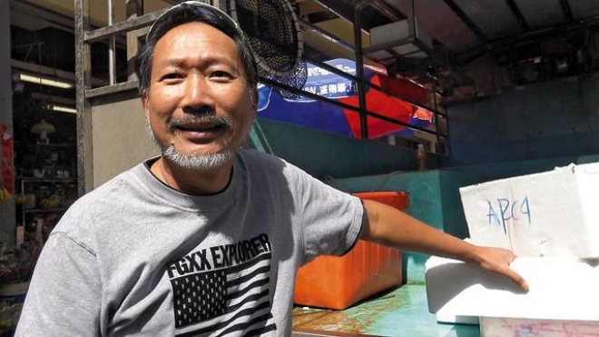 Hoàng Văn Tiêu dù sống đơn độc và vất vả mưu sinh nhưng vẫn vui vẻ.