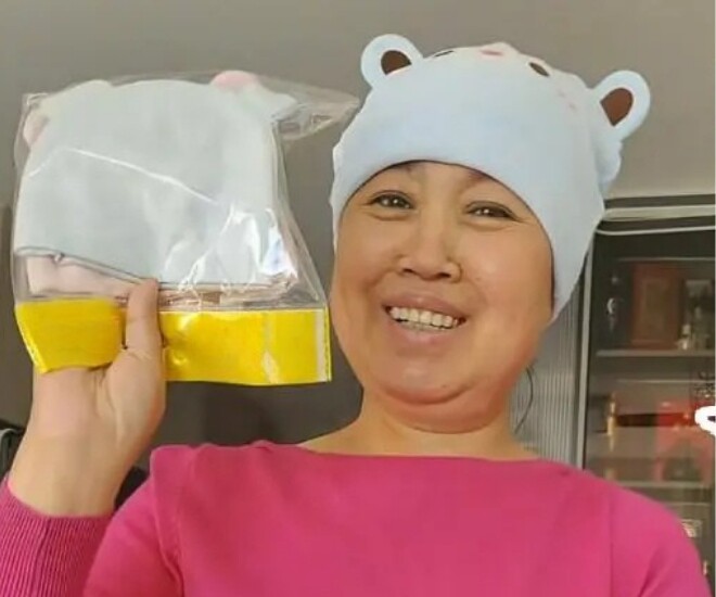 Sản phụ hạnh phúc khoe đã sắm đồ sơ sinh cho con.