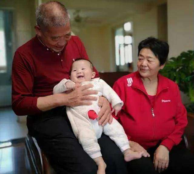 Trước đó, một cụ bà cũng gây choáng khi mang thai tự nhiên và sinh con ở tuổi 67.