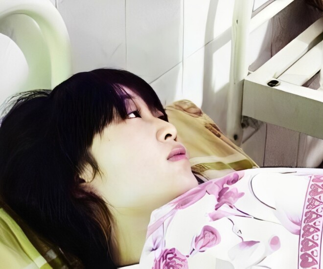 Bà bầu tỉnh dậy sau khi được đội ngũ y tế chăm sóc đặc biệt.