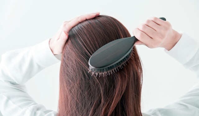 Nên cúi xuống hay ngửa ra sau khi gội đầu? Đây là cách gội giúp tóc mỏng thưa ngày càng dày bồng bềnh - 2