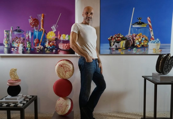 Roberto Bernardi bên một số tranh và tác phẩm điêu khắc của ông.