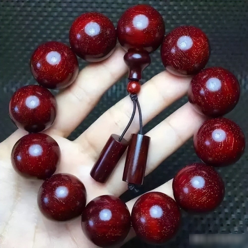 Trang sức được chế từ gỗ đàn hương