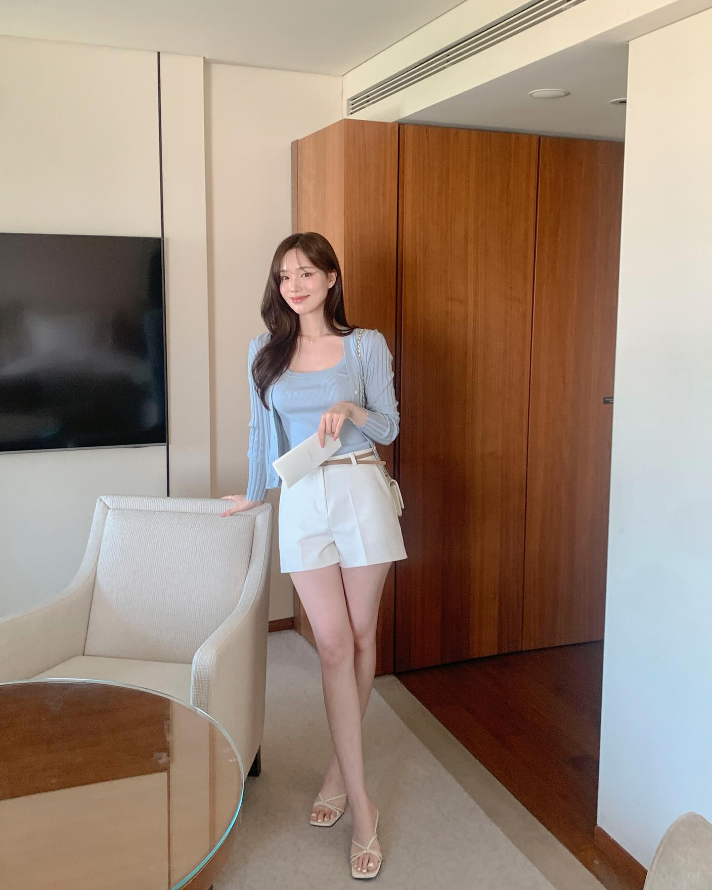 Sandal cao gót quai mảnh là lựa chọn tối giản nhưng rất bền mốt theo thời gian. Những đường quai mảnh giúp bàn chân trông thanh thoát, nhẹ nhàng hơn. Kiểu giày này phù hợp với váy liền, chân váy hoặc quần âu, đặc biệt lý tưởng cho môi trường công sở và các dịp trang trọng.