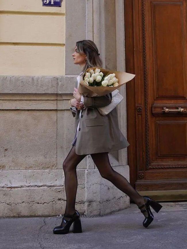 Giày Mary Jane cao gót ghi điểm nhờ nét cổ điển pha chút hiện đại, phù hợp với nhiều độ tuổi. Phần quai ngang giúp giày chắc chân và tạo vẻ ngoài nữ tính. Kiểu giày này dễ phối cùng váy chữ A, chân váy xếp ly hay quần âu, mang lại phong thái thanh lịch, tinh tế.