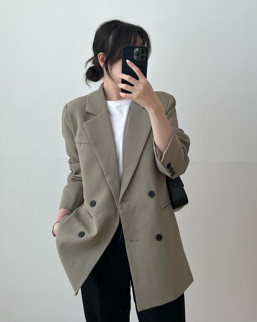 Blazer giúp vóc dáng trông cân đối và có khí chất hơn rõ rệt. Thiết kế dáng gọn, chiết eo nhẹ sẽ tạo hiệu ứng thon thả, nâng tầm phong thái. Đây là món đồ vừa tôn dáng, vừa “hack tuổi” theo cách rất sang.