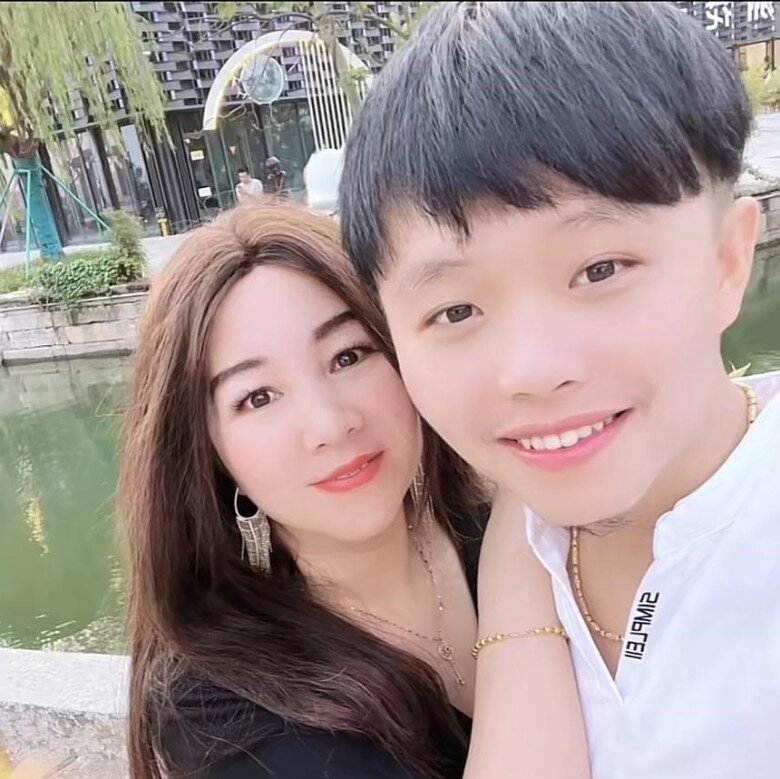 Chị Hoàng Ai Phần và chồng thứ 2 kém 17 tuổi.