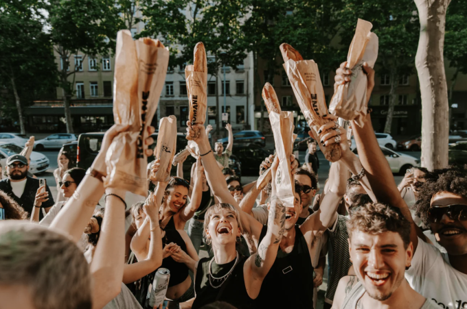 Trào lưu quẩy trong club từ sáng sớm - 1