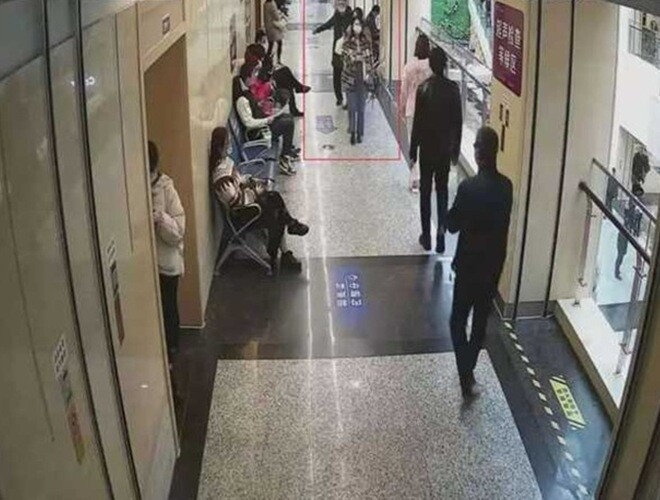 Người vợ đi khám thai một mình...