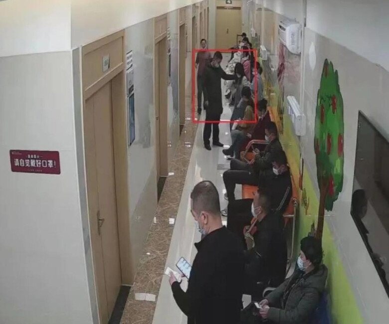 ... chợt đau nhói khi phát hiện chồng cũng có mặt tại bệnh viện nhưng bên cạnh một người phụ nữ lạ mặt khác.